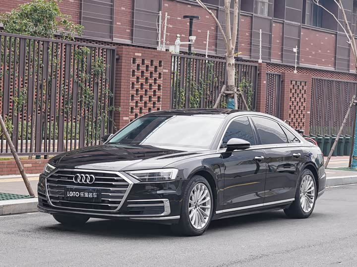 Фото 2 - Audi A8