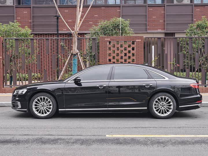 Фото 3 - Audi A8