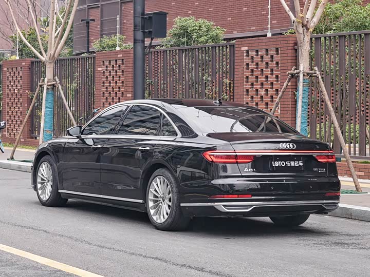 Фото 5 - Audi A8