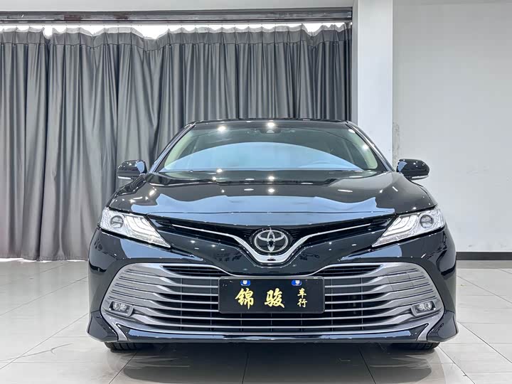 Фото 2 - Toyota Camry