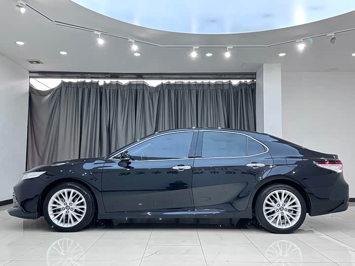 Фото 7 - Toyota Camry