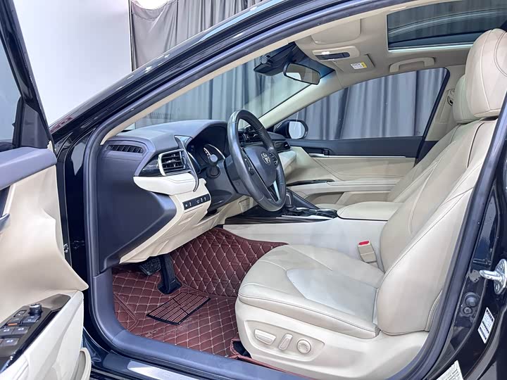 Фото 9 - Toyota Camry