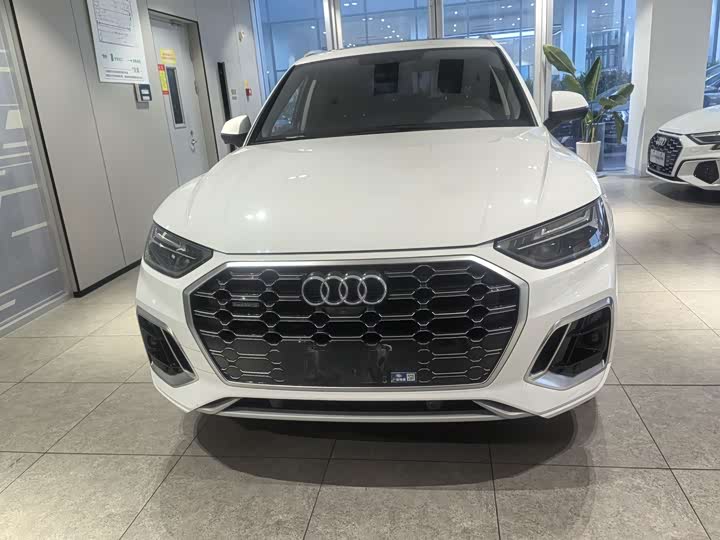 Фото 2 - Audi Q5L