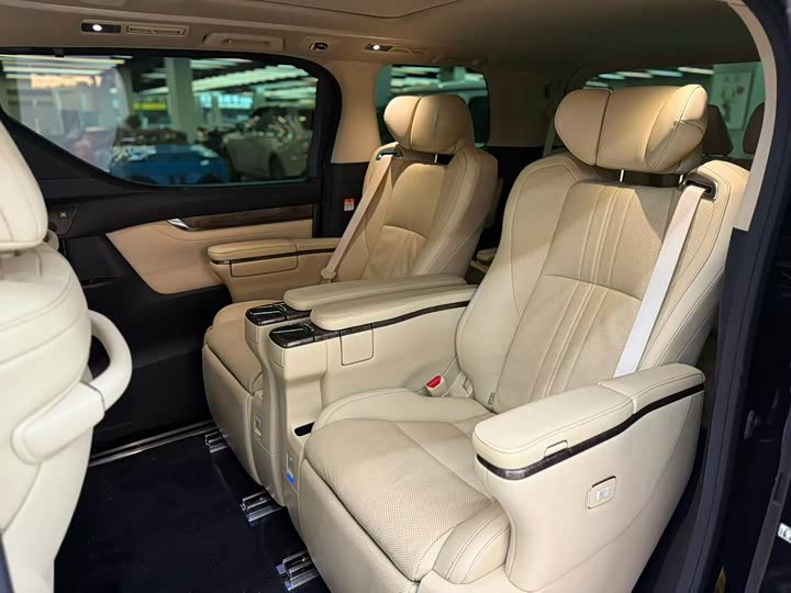 Фото 6 - Toyota Vellfire