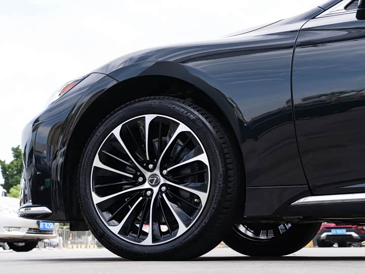 Фото 8 - Lexus LS