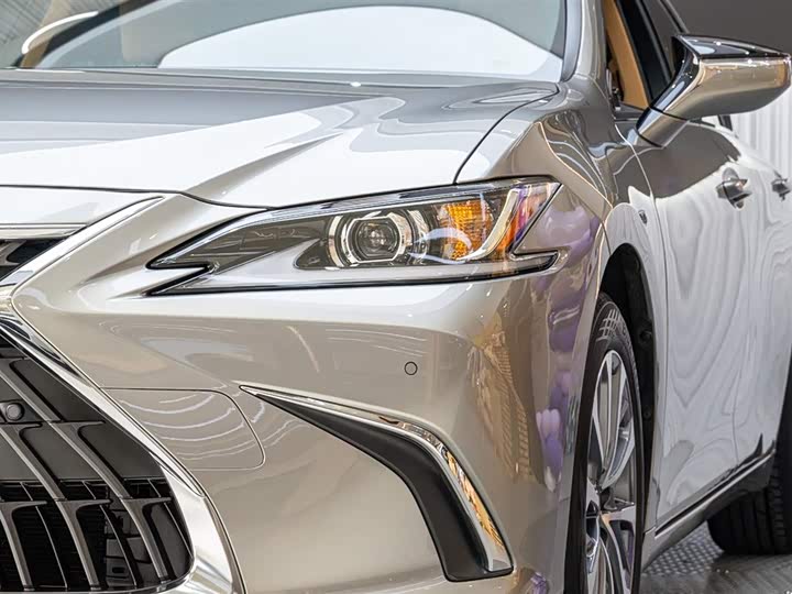 Фото 5 - Lexus ES