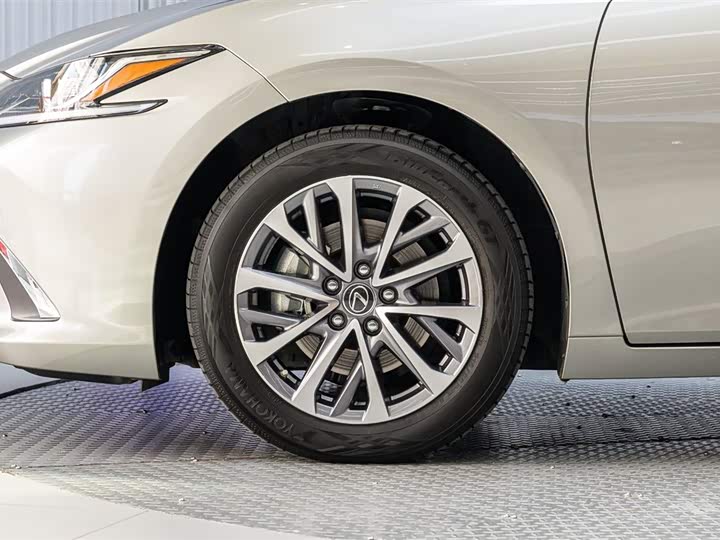 Фото 7 - Lexus ES