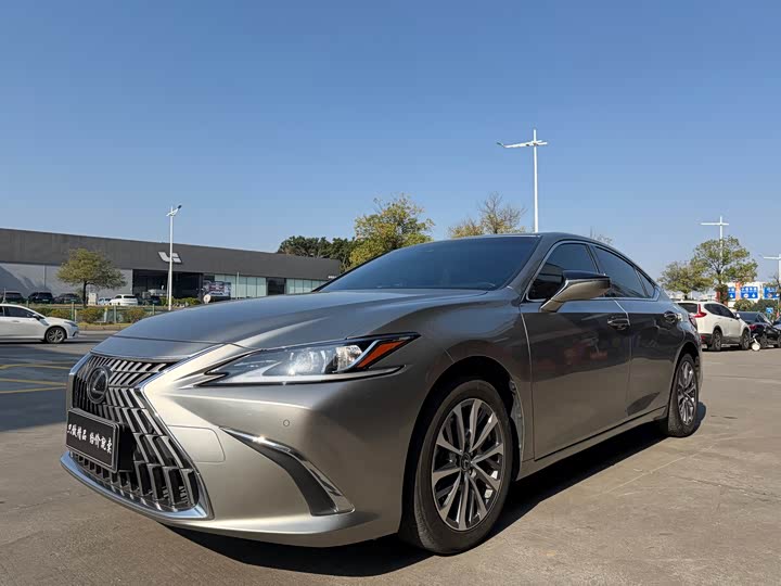Фото 1 - Lexus ES