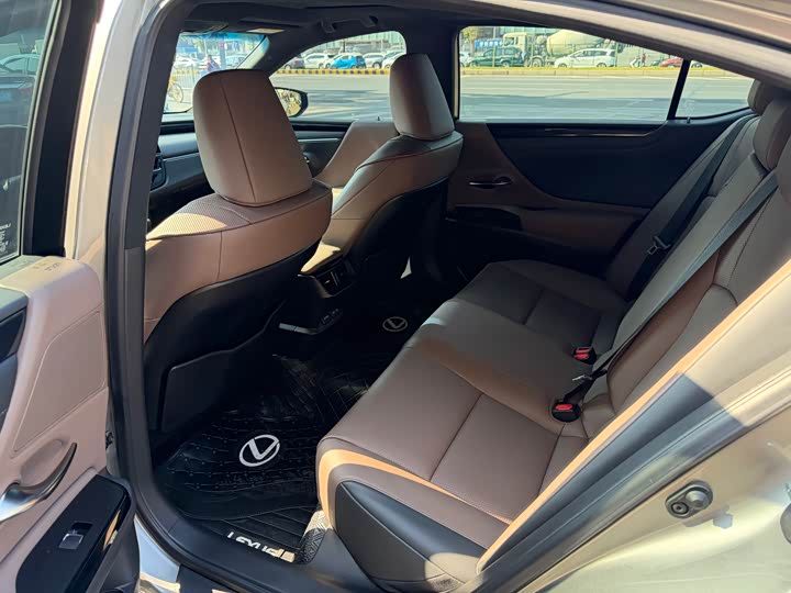 Фото 5 - Lexus ES