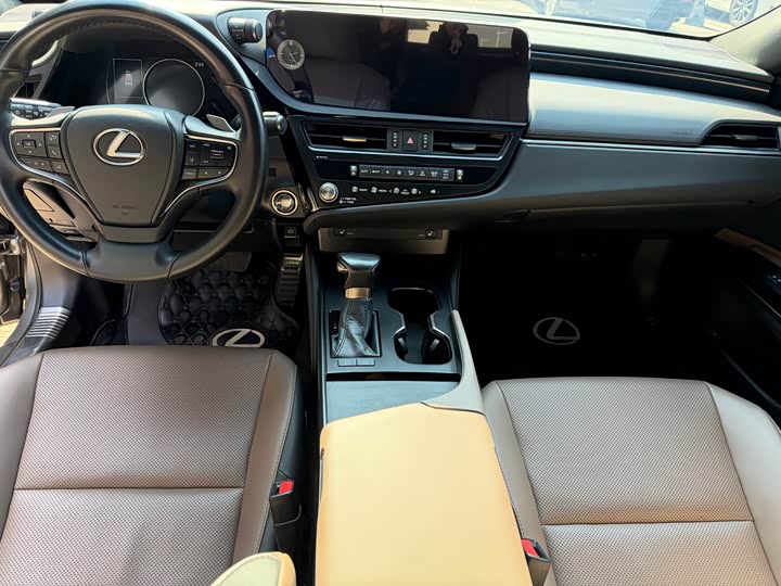 Фото 6 - Lexus ES