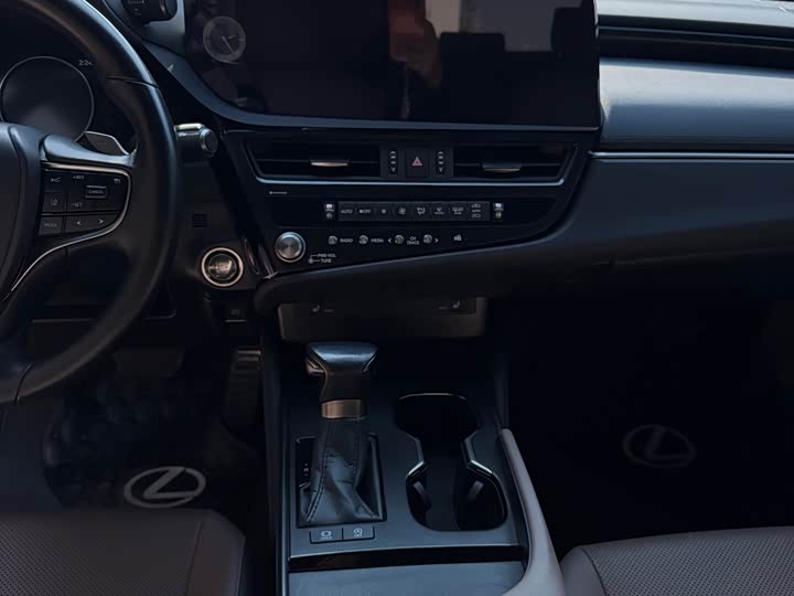 Фото 7 - Lexus ES