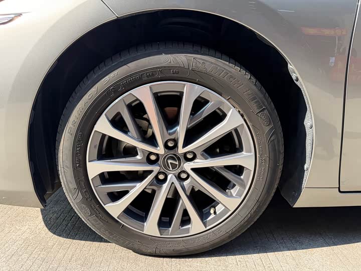 Фото 8 - Lexus ES