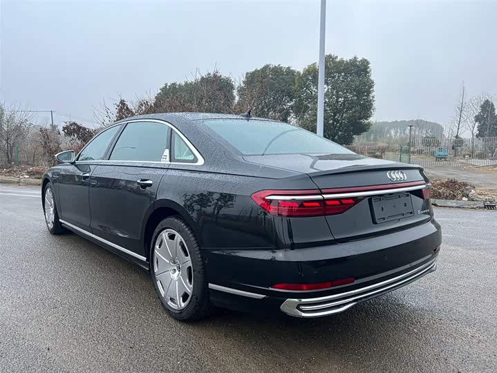 Фото 4 - Audi A8