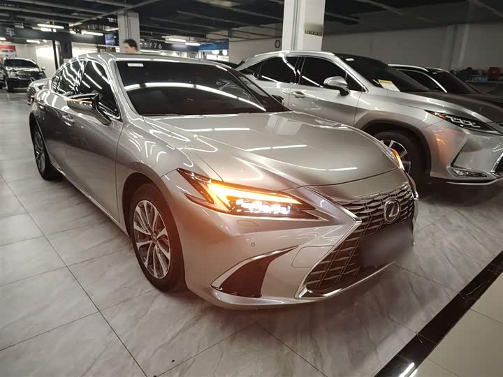 Фото 4 - Lexus ES