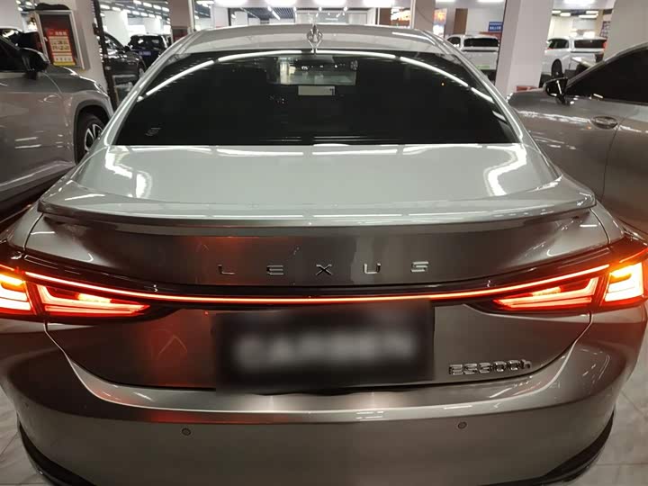 Фото 6 - Lexus ES