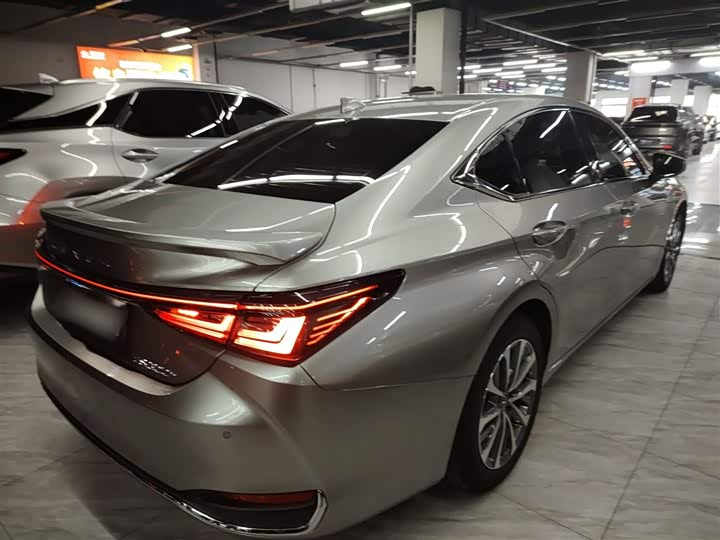 Фото 7 - Lexus ES
