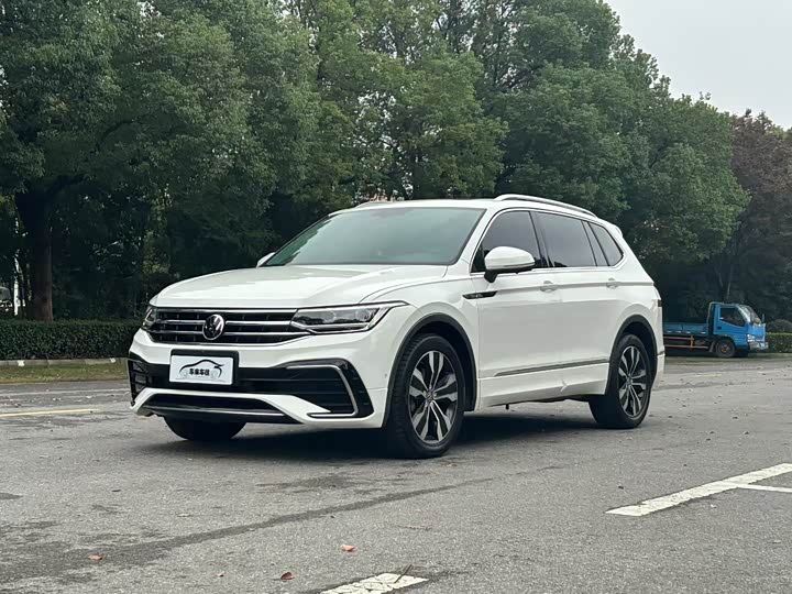 Фото 1 - Volkswagen Tiguan L Pro