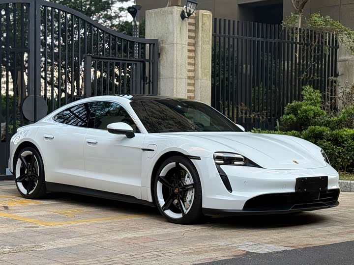 Фото 2 - Porsche Taycan