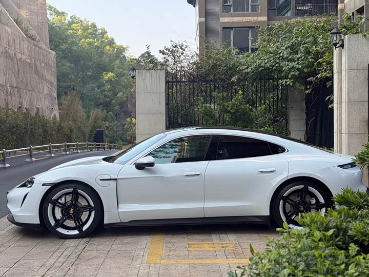 Фото 4 - Porsche Taycan