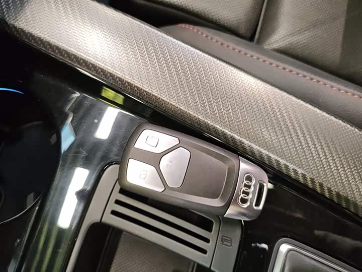 Фото 9 - Audi A4L