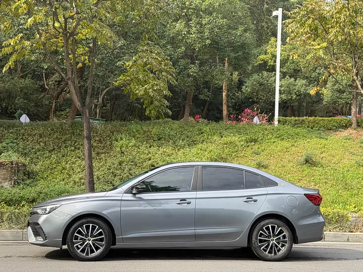 Фото 5 - Roewe i5