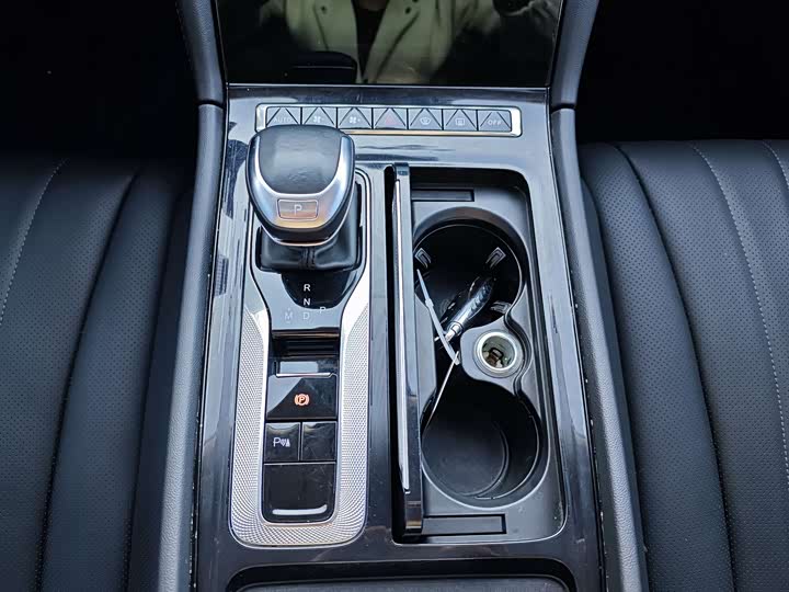 Фото 8 - Hongqi H5