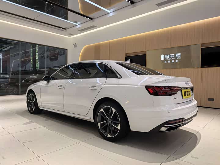 Фото 8 - Audi A4L