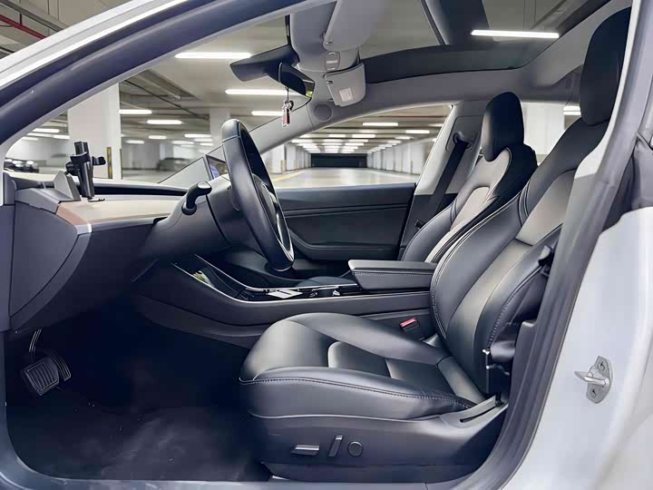 Фото 4 - Tesla Model 3