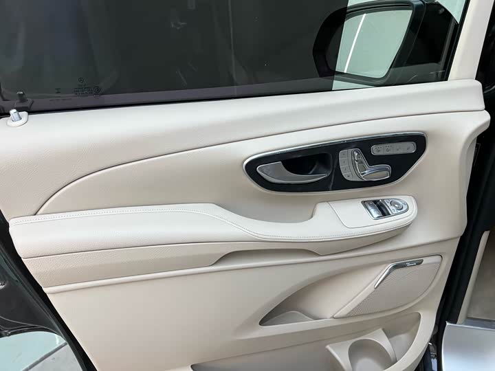 Фото 9 - Mercedes-Benz V-Class