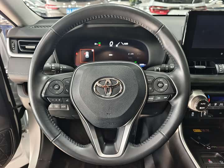Фото 8 - Toyota RAV4
