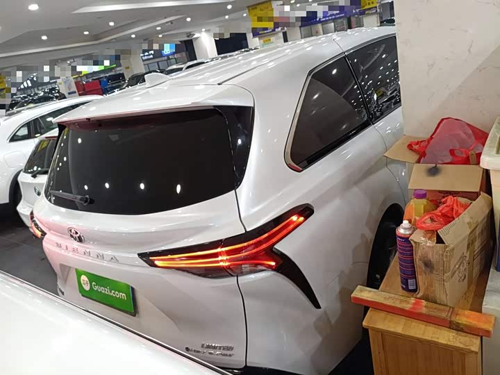 Фото 7 - Toyota Sienna