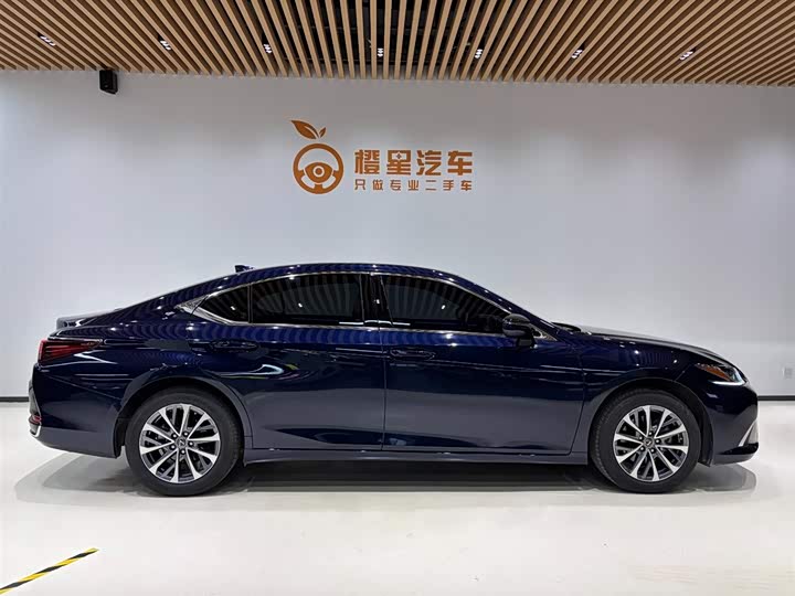 Фото 3 - Lexus ES