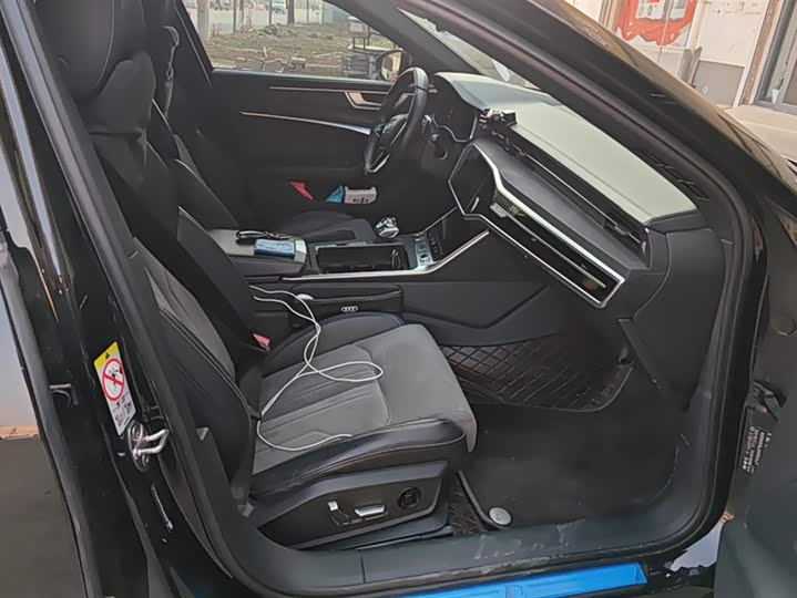 Фото 8 - Audi A6L