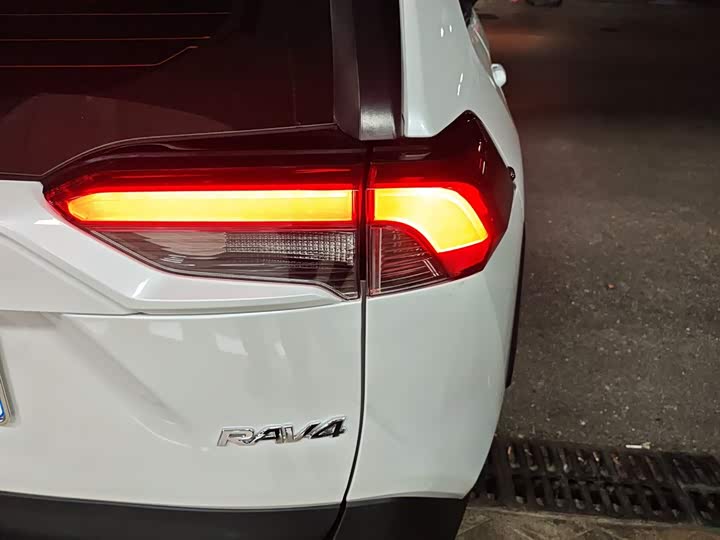 Фото 8 - Toyota RAV4