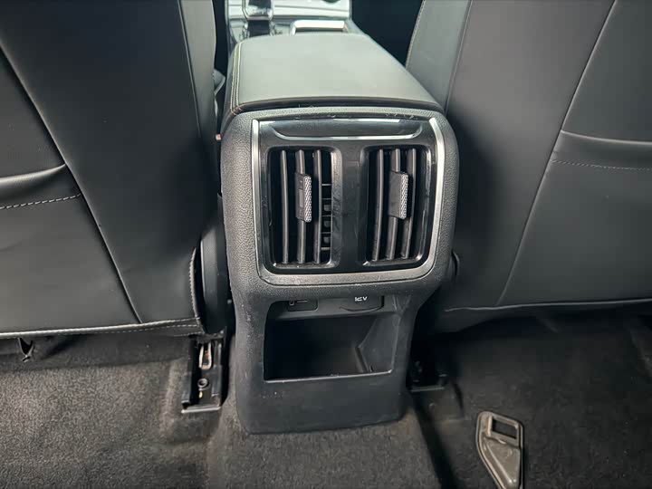 Фото 9 - Bestune B70