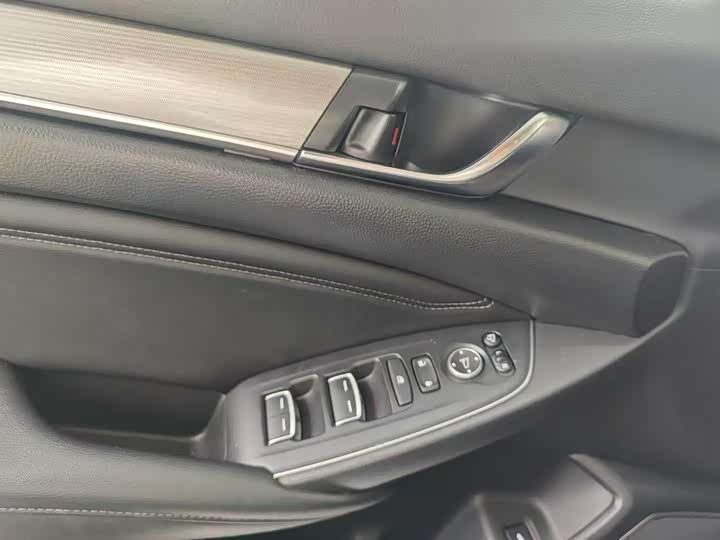 Фото 4 - Honda Accord