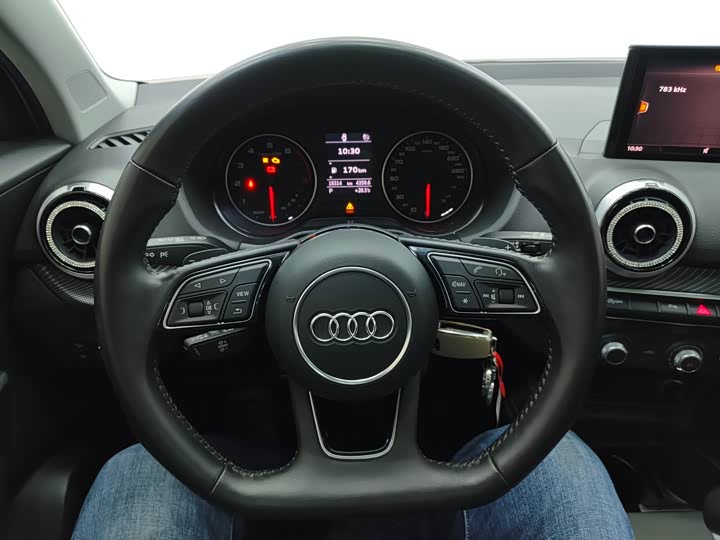 Фото 2 - Audi Q2L