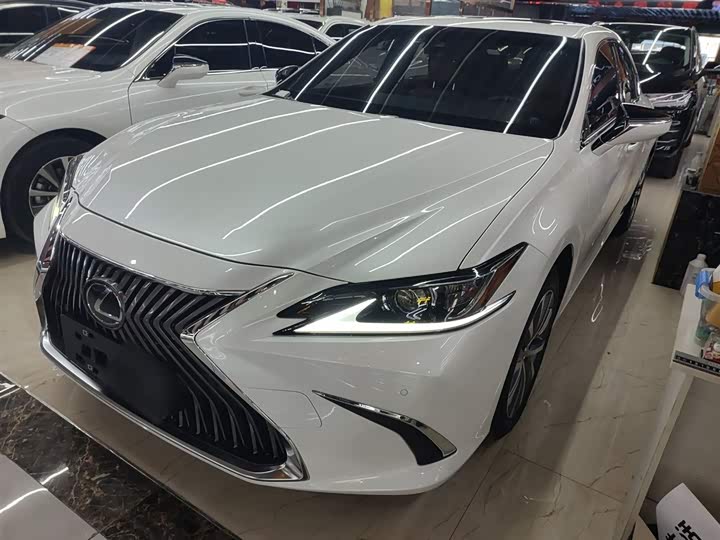 Фото 2 - Lexus ES