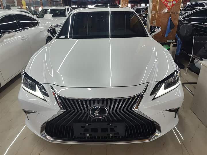 Фото 3 - Lexus ES