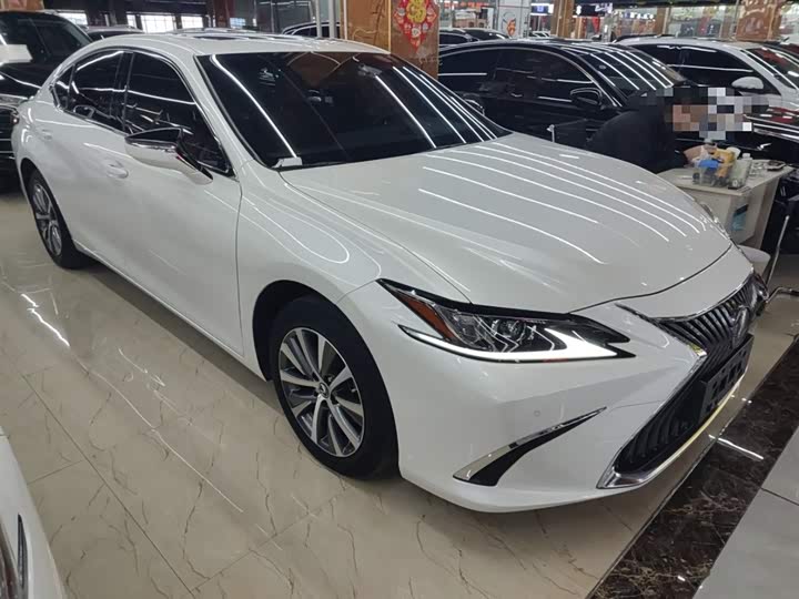 Фото 4 - Lexus ES