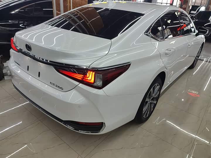 Фото 7 - Lexus ES