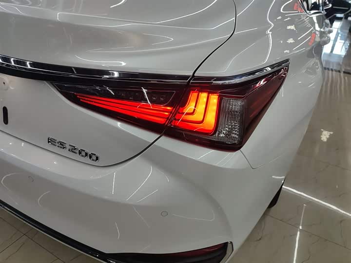 Фото 8 - Lexus ES