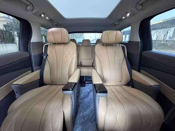 Фото 7 - Denza D9