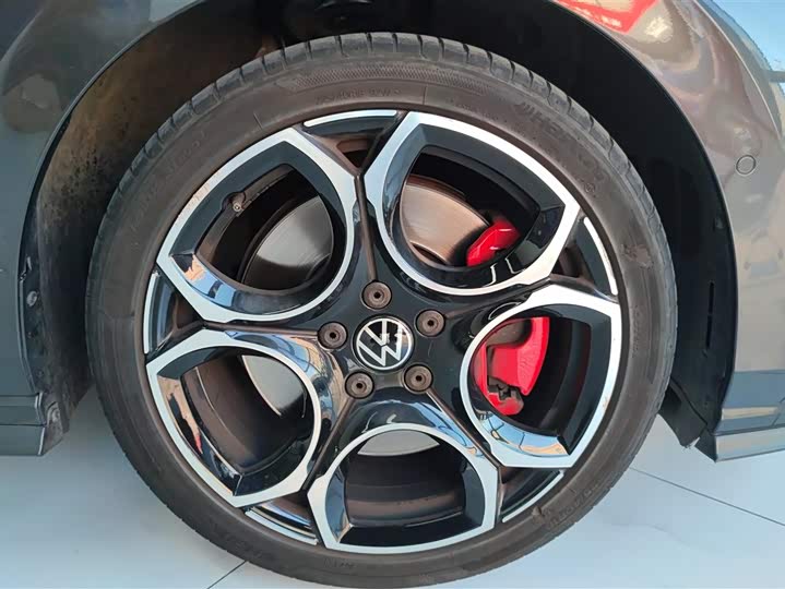 Фото 6 - Volkswagen Golf GTI