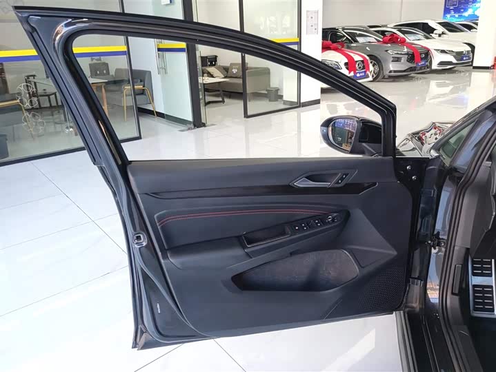 Фото 7 - Volkswagen Golf GTI