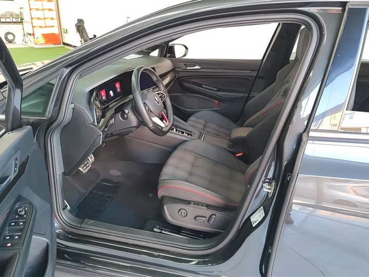 Фото 9 - Volkswagen Golf GTI