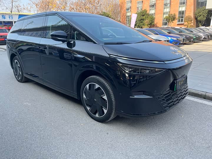 Фото 3 - XPeng X9