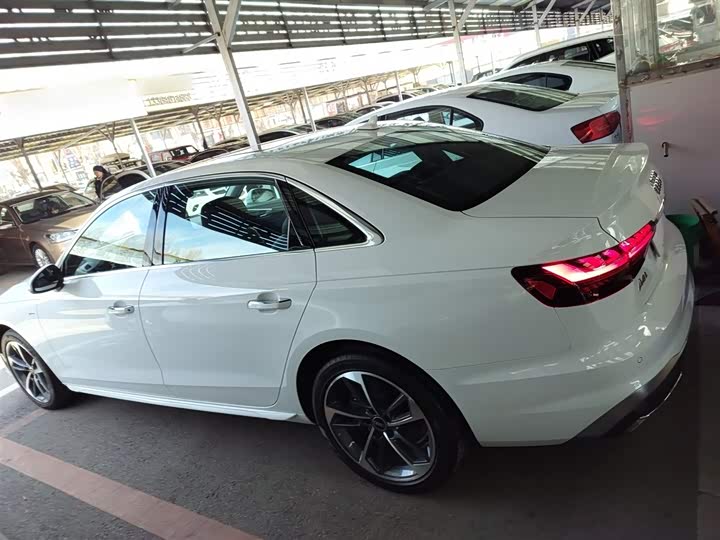 Фото 5 - Audi A4L