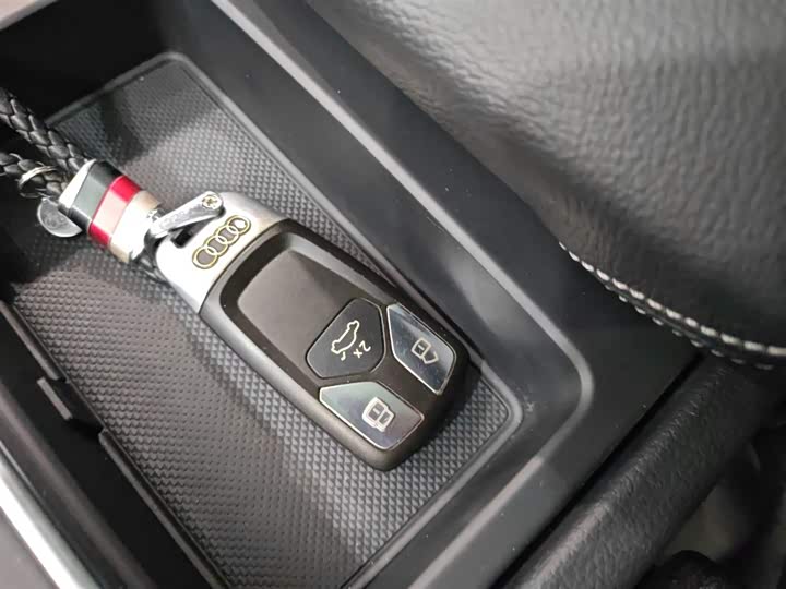 Фото 9 - Audi Q5L