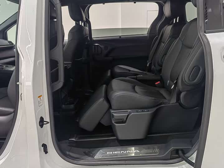 Фото 7 - Toyota Sienna